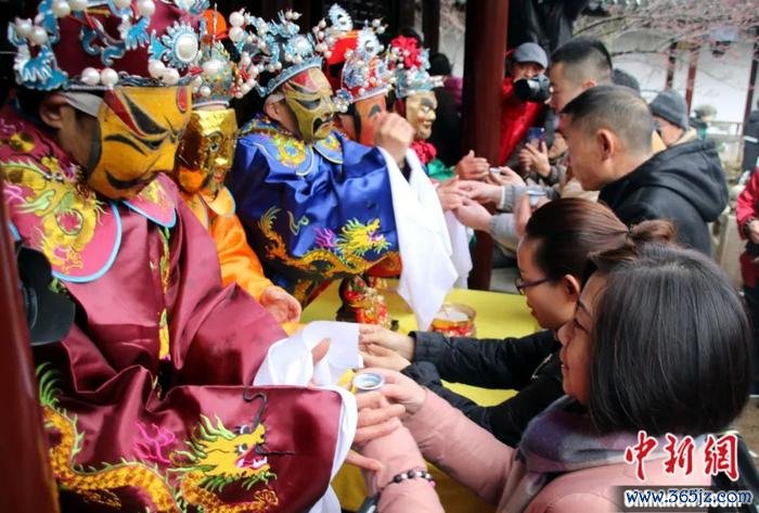  江苏苏州商家于初五傍边开市，祭祀财神，并招东谈主饮酒，叫“接路头”。王建康 摄
